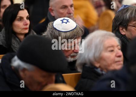 Pilsen, Repubblica Ceca. 21 gennaio 2024. Un evento commemorativo nella Vecchia Sinagoga di Pilsen, Repubblica Ceca, il 21 gennaio 2024, ha segnato il 82 ° anniversario della partenza dei tre trasporti che hanno portato 2.613 ebrei da Plzen e dalle aree circostanti al campo di concentramento di Terezin nel gennaio 1942. Crediti: Slavomir Kubes/CTK Photo/Alamy Live News Foto Stock