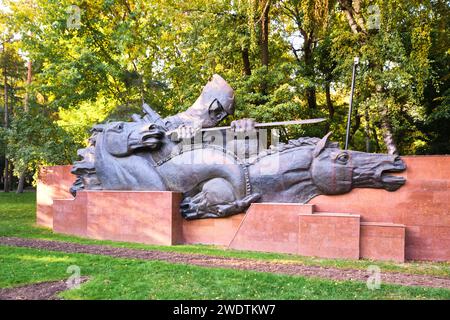 A sinistra, la parte del memoriale con il tema del giuramento, un soldato che guida cavalli. Al Memoriale della Gloria nel parco Panfilov di Almaty, Kazakistan. Foto Stock