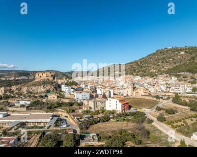 Vista aerea del castello di Castellnovo, rovine medievali in cima a una collina vicino a Segorbe in Spagna con torre rettangolare Foto Stock