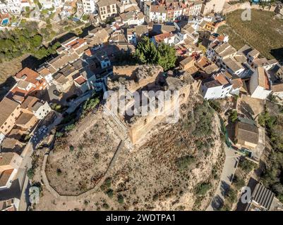 Vista aerea del castello di Castellnovo, rovine medievali in cima a una collina vicino a Segorbe in Spagna con torre rettangolare Foto Stock