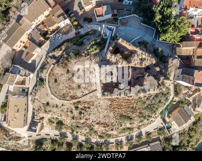 Vista aerea del castello di Castellnovo, rovine medievali in cima a una collina vicino a Segorbe in Spagna con torre rettangolare Foto Stock