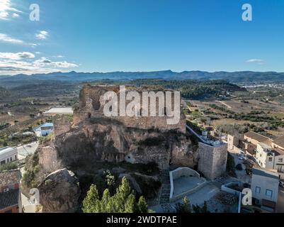 Vista aerea del castello di Castellnovo, rovine medievali in cima a una collina vicino a Segorbe in Spagna con torre rettangolare Foto Stock