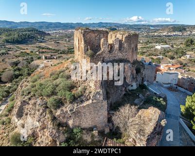 Vista aerea del castello di Castellnovo, rovine medievali in cima a una collina vicino a Segorbe in Spagna con torre rettangolare Foto Stock