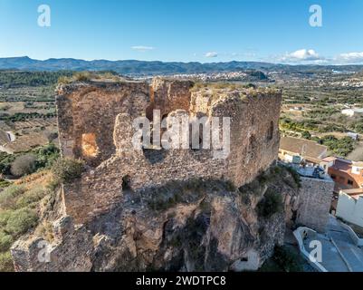 Vista aerea del castello di Castellnovo, rovine medievali in cima a una collina vicino a Segorbe in Spagna con torre rettangolare Foto Stock