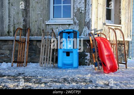 Sedie in legno d'epoca e una porta blu vibrante circondata da un paesaggio innevato Foto Stock