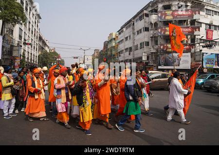 Calcutta, Bengala Occidentale, India. Calcutta, Bengala Occidentale, India. 22 gennaio 2024. In un'esplosione di colori e festività, Calcutta ha assistito a una vivace manifestazione che celebra l'inaugurazione del RAM Mandir ad Ayodhya e del Pran Pratishtha di Shri RAM Murti da parte del primo ministro indiano Narendra modi. Le strade della città erano piene di migliaia di partecipanti, guidati da Shubhendu Adhikari, il leader dell'opposizione nel governo del Bengala Occidentale. Crediti: ZUMA Press, Inc./Alamy Live News Foto Stock