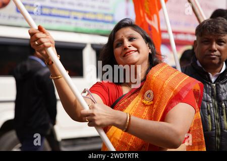 Calcutta, Bengala Occidentale, India. Calcutta, Bengala Occidentale, India. 22 gennaio 2024. In un'esplosione di colori e festività, Calcutta ha assistito a una vivace manifestazione che celebra l'inaugurazione del RAM Mandir ad Ayodhya e del Pran Pratishtha di Shri RAM Murti da parte del primo ministro indiano Narendra modi. Le strade della città erano piene di migliaia di partecipanti, guidati da Shubhendu Adhikari, il leader dell'opposizione nel governo del Bengala Occidentale. Crediti: ZUMA Press, Inc./Alamy Live News Foto Stock