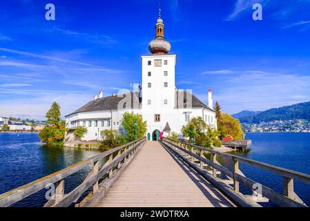 Schloss Ort, Austria. Lago Traunsee nelle giornate di sole, Gmunden, regione del Salzkammergut. Schloss Ort Schloss Ort è stata fondata circa 1080 anni. Foto Stock