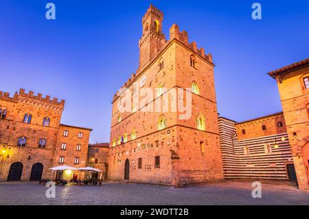 Volterra, Toscana. Piazza dei Priori e municipio medievale, provincia di Pisa in Italia, Europa. Foto Stock