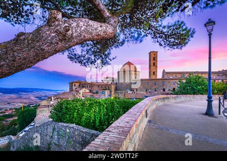 Volterra, Toscana. Vista panoramica della storica città toscana con vecchie case, torri e chiese, patrimonio antico in Italia. Foto Stock
