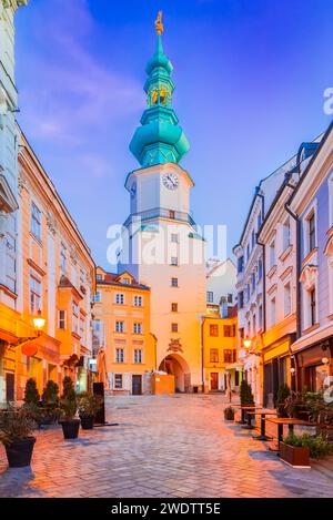 Bratislava, Slovacchia. Torre della porta di Michele, città vecchia di Bratislava (Pressburg), crepuscolo mattutino. Foto Stock