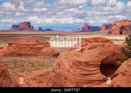 Modelli di letti incrociati nell'arenaria erosa nella Mystery Valley nel Monument Valley Navajo Tribal Park in Arizona. Foto Stock