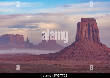 Foggy Morning North Window Vista dei monumenti dello Utah nel Monument Valley Navajo Tribal Park in Arizona. L-R: La tomba di Brigham, Re sul Trono Foto Stock