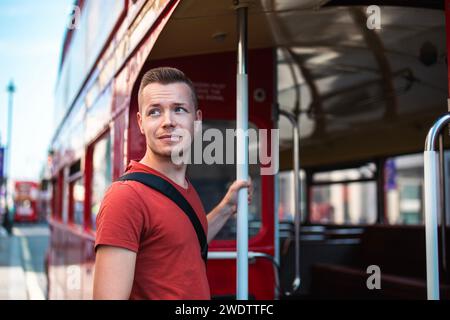 Ritratto dell'imbarco turistico sull'autobus rosso a due piani nel centro di Londra. Regno Unito. Foto Stock