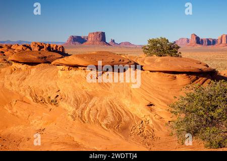 Modelli di letti incrociati nell'arenaria erosa nella Mystery Valley nel Monument Valley Navajo Tribal Park in Arizona. Foto Stock