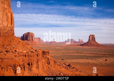 Vista dalla finestra nord dei monumenti dello Utah nel Monument Valley Navajo Tribal Park in Arizona. L-R: Elephant Butte (in primo piano), Merrick Butte con Foto Stock