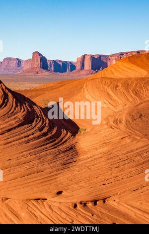 Modelli di letti incrociati nell'arenaria erosa nella Mystery Valley nel Monument Valley Navajo Tribal Park in Arizona. Foto Stock