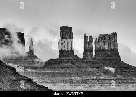 Nuvole basse intorno ai monumenti dello Utah nella Monument Valley, Monument Valley Navajo Tribal Park, Arizona. LR: Il re sul trono, il castello, l'essere Foto Stock