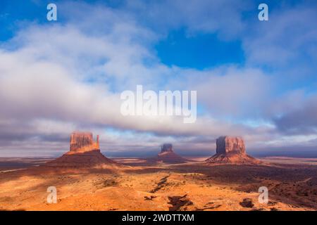 Nuvole basse sopra i Mittens e Merrick Butte nel Monument Valley Navajo Tribal Park in Arizona. Foto Stock