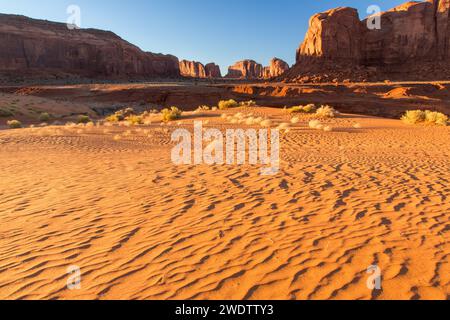 Dune di sabbia rossa e monumenti in arenaria nel Monument Valley Navajo Tribal Park in Arizona. Foto Stock