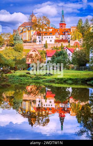 Loket, Repubblica Ceca. Colorata cittadina medievale di Sudetenland, fiume Ohre, patrimonio tedesco della Boemia. Foto Stock