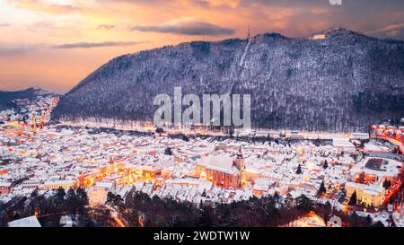 Brasov, Romania. Vista mattutina innevata della città vecchia, volo aereo con droni natalizi in Transilvania. Foto Stock