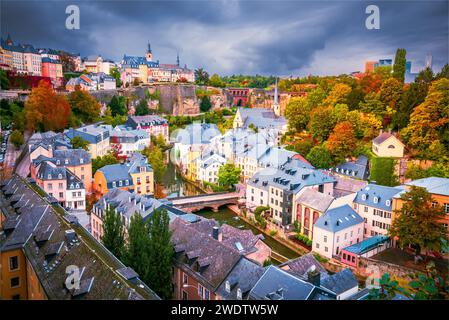 Lussemburgo, paesaggio aereo di un giorno nuvoloso, fiume Alzette e quartiere Grund, splendido piccolo paese dell'Unione europea Foto Stock