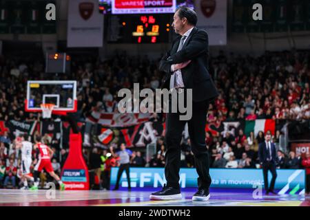 Varese, Italia. 21 gennaio 2024. Luca banchi Head Coach della Virtus Segafredo Bologna ha visto durante la LBA Lega Basket Una partita di regular season 2023/24 tra pallacanestro Varese Openjobmetis e Virtus Segafredo Bologna all'Itelyum Arena. Punteggio finale; OJM Varese 69 | 81 Virtus Bologna. Credito: SOPA Images Limited/Alamy Live News Foto Stock