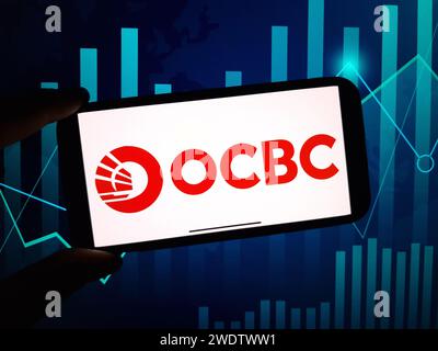 Konskie, Polonia - 21 gennaio 2024: Logo aziendale OCBC Bank visualizzato sullo schermo del telefono cellulare Foto Stock