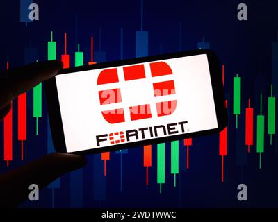 Konskie, Polonia - 21 gennaio 2024: Logo aziendale Fortinet visualizzato sullo schermo del telefono cellulare Foto Stock