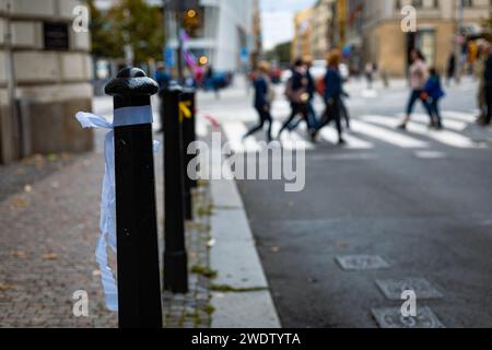 nastro appeso a un palo da strada Foto Stock