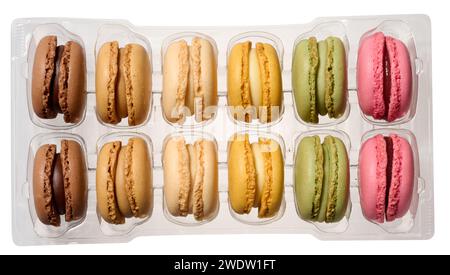 Macaron in scatola di plastica su sfondo isolato, vista dall'alto Foto Stock