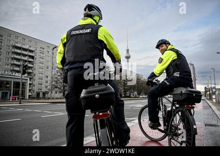 Berlino, Germania. 22 gennaio 2024. I dipendenti dello squadrone di biciclette dell'ufficio dell'ordine pubblico di Mitte si trovano su una pista ciclabile con le loro biciclette. Le loro attività includono controlli prioritari per monitorare il traffico e controlli nelle aree verdi protette. L'ufficio dell'ordine pubblico di Mitte dispone di una flotta di circa 20 biciclette per la pattuglia delle biciclette. Crediti: Britta Pedersen/dpa/Alamy Live News Foto Stock