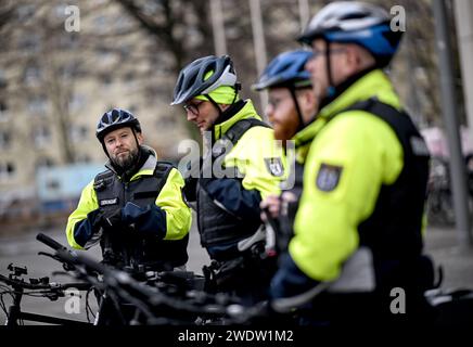 Berlino, Germania. 22 gennaio 2024. I dipendenti dello squadrone di biciclette dell'ufficio dell'ordine pubblico di Mitte stanno con le loro biciclette su una pista ciclabile. Le loro attività includono controlli prioritari per monitorare il traffico e controlli nelle aree verdi protette. L'ufficio dell'ordine pubblico di Mitte dispone di una flotta di circa 20 biciclette per la pattuglia delle biciclette. Crediti: Britta Pedersen/dpa/Alamy Live News Foto Stock