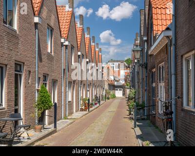 Scena stradale con file di case a schiera a Zierikzee, Schouwen-Duiveland, Zelanda, Paesi Bassi Foto Stock