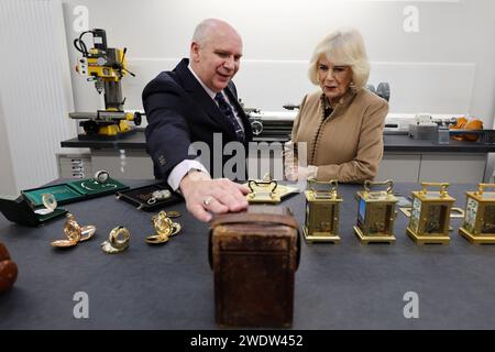 RITRASMESSO CORREGGENDO DA SON'S to SON il direttore generale Richard Deacon di Deacon & Son, una delle più antiche aziende a conduzione familiare di Swindon, Wilsthire, mostra alla regina Camilla un caso utilizzato per un orologio per carrozze, mentre l'azienda celebra 175 anni di commercio. Data immagine: Lunedì 22 gennaio 2024. Foto Stock