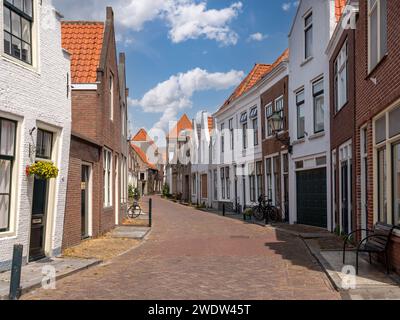 File di case a Lange Sint Janstraat nel centro storico di Zierikzee, Schouwen-Duiveland, Zelanda, Paesi Bassi Foto Stock