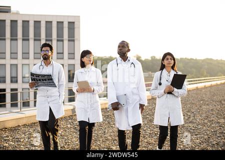 Riunione di successo del team di operatori medici dell'ospedale internazionale. Foto Stock