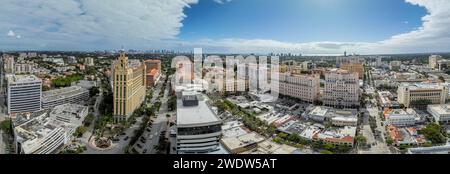 Vista aerea del centro di Coral Gables a Miami, Florida, una comunità pianificata a tema mediterraneo con un carattere ricco. In stile revival mediterraneo Foto Stock