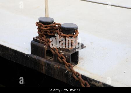 catene che fissano le navi al molo. Foto di alta qualità Foto Stock