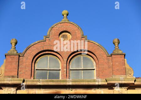 Edificio in mattoni rossi, timpano olandese con due finestre all'attico e tre finali di palla, pietra per il dattero, cielo azzurro, sole, centro città di sepoltura, lancashire regno unito Foto Stock