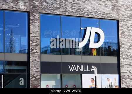 Logo JD Sports sulla vetrina anteriore del negozio, moderno edificio per la vendita al dettaglio con facciata in vetro e mattoni nello sviluppo del triangolo roccioso, Bury Town Center, regno unito Foto Stock