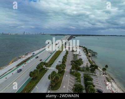 Vista panoramica aerea del ponte william m powell o Rickenbacker Causeway che collega Miami, Florida, alle isole barriera di Virginia Key e K. Foto Stock