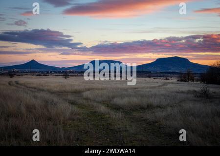 Idilliaca vista panoramica sul paesaggio presso i vulcani, Ungheria, alla luce del sole nel tardo pomeriggio Foto Stock