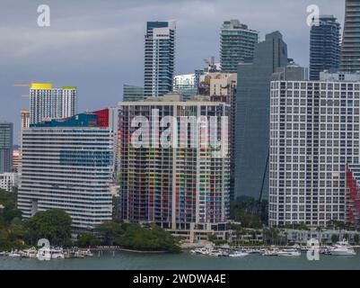 Vista aerea ravvicinata dei grattacieli del centro di Miami con balconi colorati Foto Stock