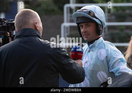 Ascot, Berkshire, Regno Unito. 24 novembre 2023. Jockey Nico de Boinville si aggiudica la gara di lancio Give the Gift of Ascot Membership all'ippodromo di Ascot durante il meeting del venerdì delle corse di novembre. Horse DoddieTheGreat. Proprietario K Alexander, allenatore Nicky Henderson, Lambourn. Allevatore Kenneth Alexander. Credito: Maureen McLean/Alamy Foto Stock