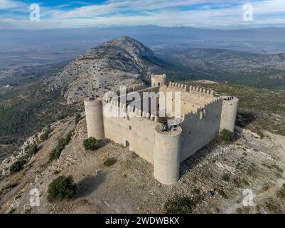 Vista aerea del castello medievale di Montgri a Torroella de Montgrí, Catalogna, Spagna. Perfetta forma quadrata con torri rotonde che controllano il Mediterraneo Foto Stock