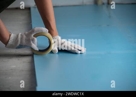 Riparazione del pavimento della casa, pavimento in laminato. Foto Stock