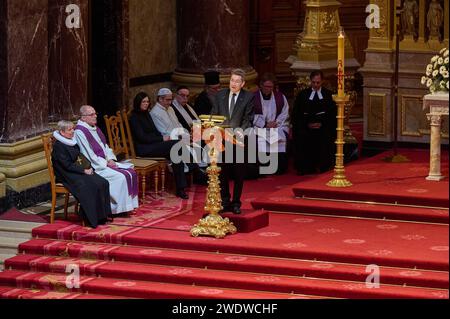 MIT einem Gottesdienst haben am Montag 22.01.2024 im Berliner Dom die offiziellen Trauerfeierlichkeiten fuer den verstorbenen Bundestagspraesidenten Wolfgang Schaeuble CDU begonnen. Foto persoenliche Wuerdigung: Der Berliner Altbischof und ehemalige Ratsvorsitzende der Evangelischen Kirche in Deutschland EKD, Wolfgang Huber IM Dom kamen die Spitzen des Staates, politische Weggefaehrten sowie Vertreter und Vertreterinnen aus Politik und Religionsgemeinschaften zusammen. IM Anschluss War ein Trauerstaatsakt im Bundestag geplant. Guerra Schaeuble AM 26. Dezember im Alter von 81 Jahren gestorben. Er Foto Stock