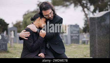 Coppia triste, cimitero e abbraccio in perdita, dolore o lutto insieme al funerale, alla lapide o al cimitero. Uomo che tiene la donna in conforto, empatia o addio Foto Stock